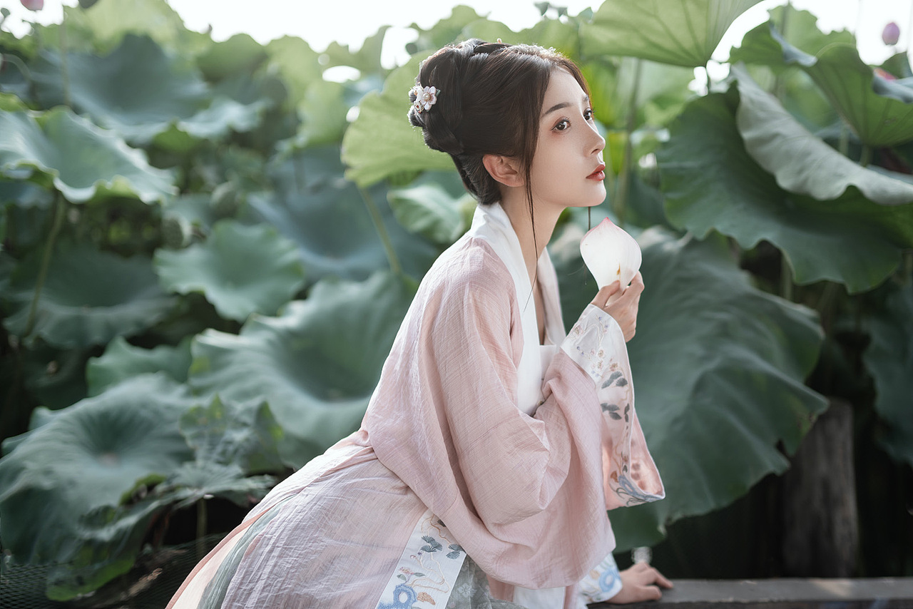 汉服写真 | 从此处处苍翠，都似你裙边。（图ZMjI0NjUwODAw） - 人像摄影 - 站酷设计师绘心_Aries原创素材 - 站酷ZCOOL