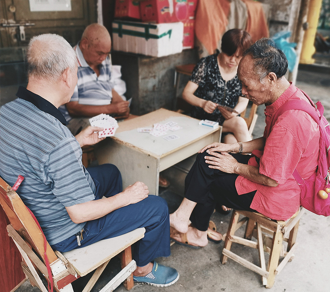 打牌也是老人家很好的社交和休闲活动