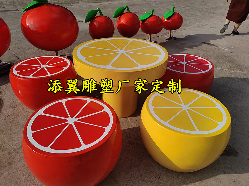 “椅椅”不舍的享受着玻璃钢桔子座椅雕塑带来的舒适感