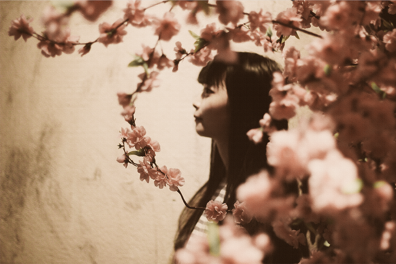 一个总是不愿意露脸的小姐姐