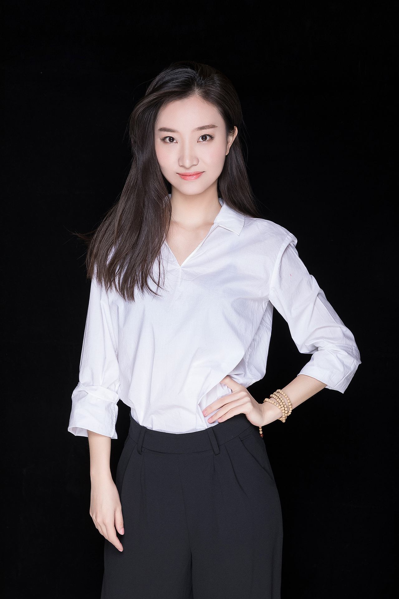 商务形象照纯黑背景写真