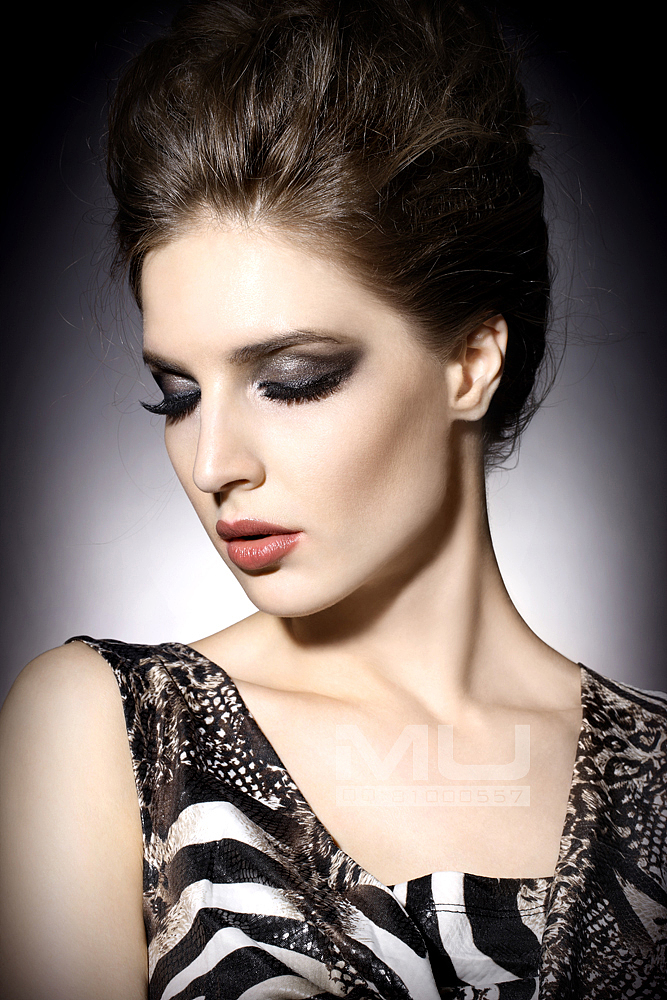 化妆品人像广告海报画册修图-