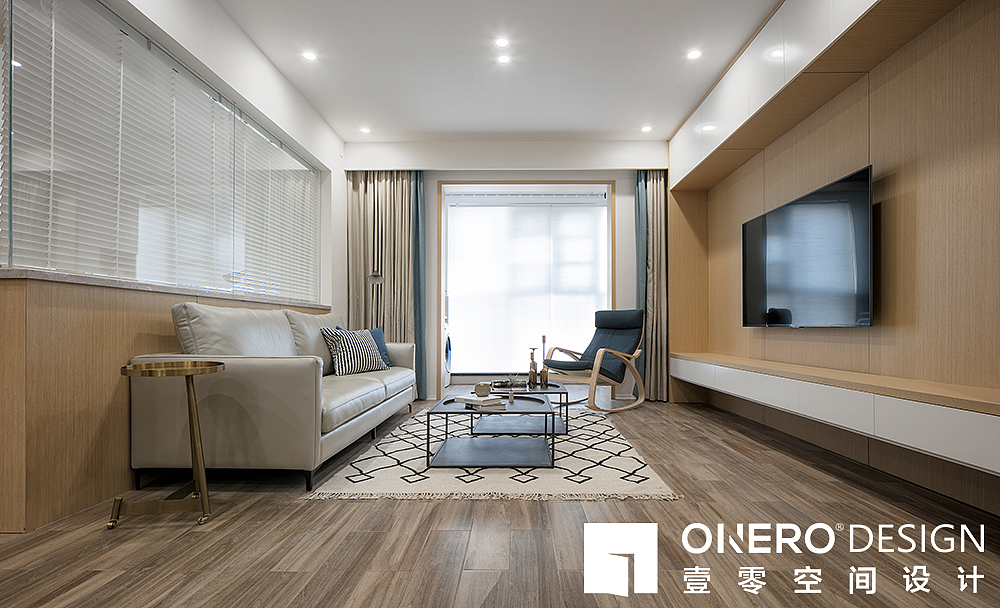 目前最流行的studio户型,也就是俗称的“大开间”。
敲掉原有客卫墙体后,厨房、客厅与阳台打通,<br>餐厅和厨房融合,享受厨房的两面大窗户,<br>达到“一拍见底”的通透视觉,阳光洒满整个屋子。