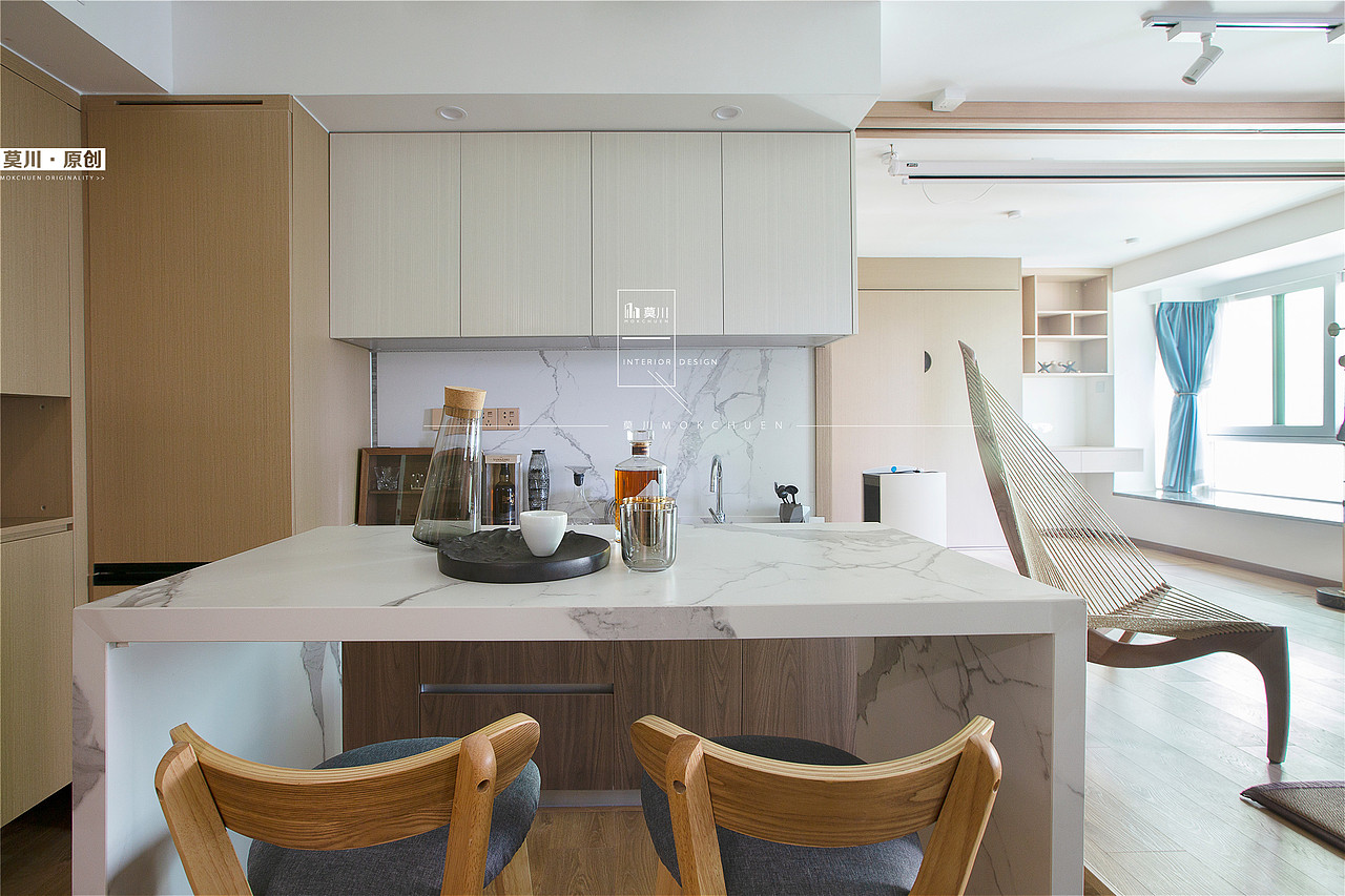 开放式西厨，加上定制的大理石（品牌：唯一），石纹极具轻奢精致主义；再加上功能的层次分明，设计师将智能家居注入,让整个家像大白一样环抱着每一份子。