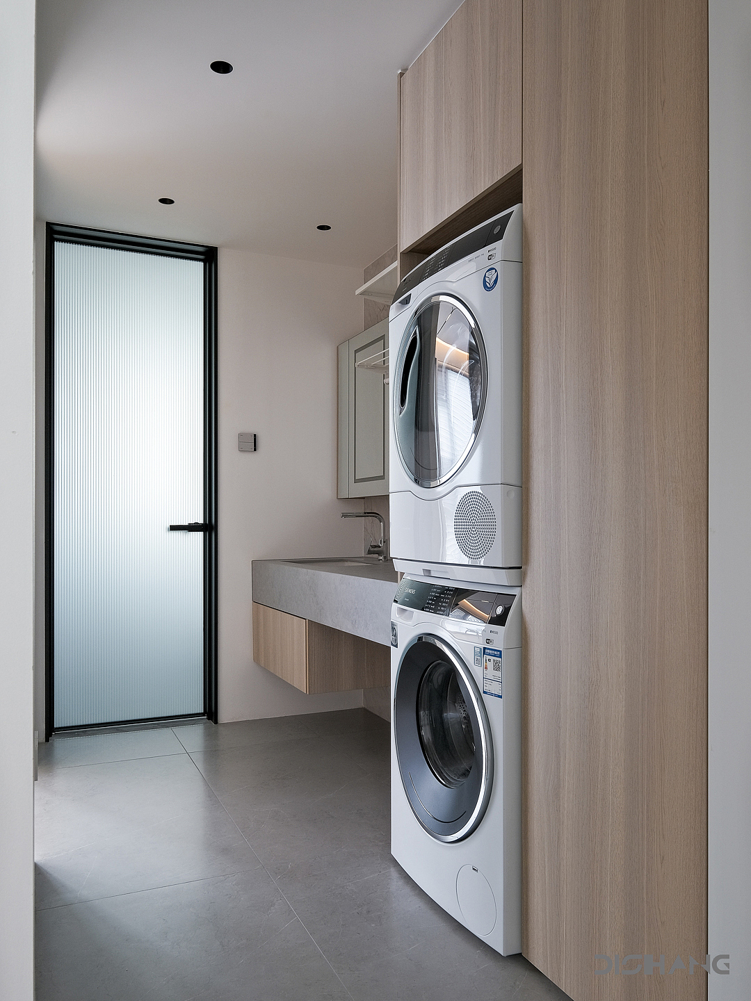 多个拱形门组合,就有了空间的过渡感,又进行了一定的功能分区。
<br>