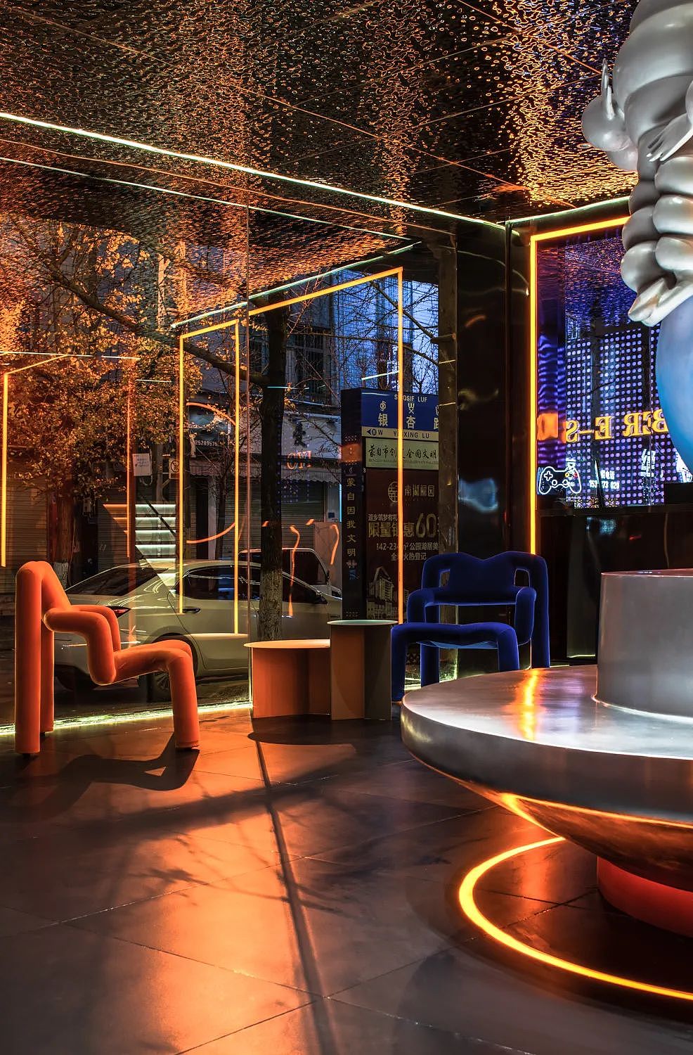 具有赛博朋克风的电竞酒店设计,科技感太强了