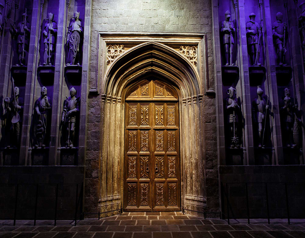 在电影中,一些重大事件常在霍格沃茨礼堂中发生:每学年的分院仪式都在