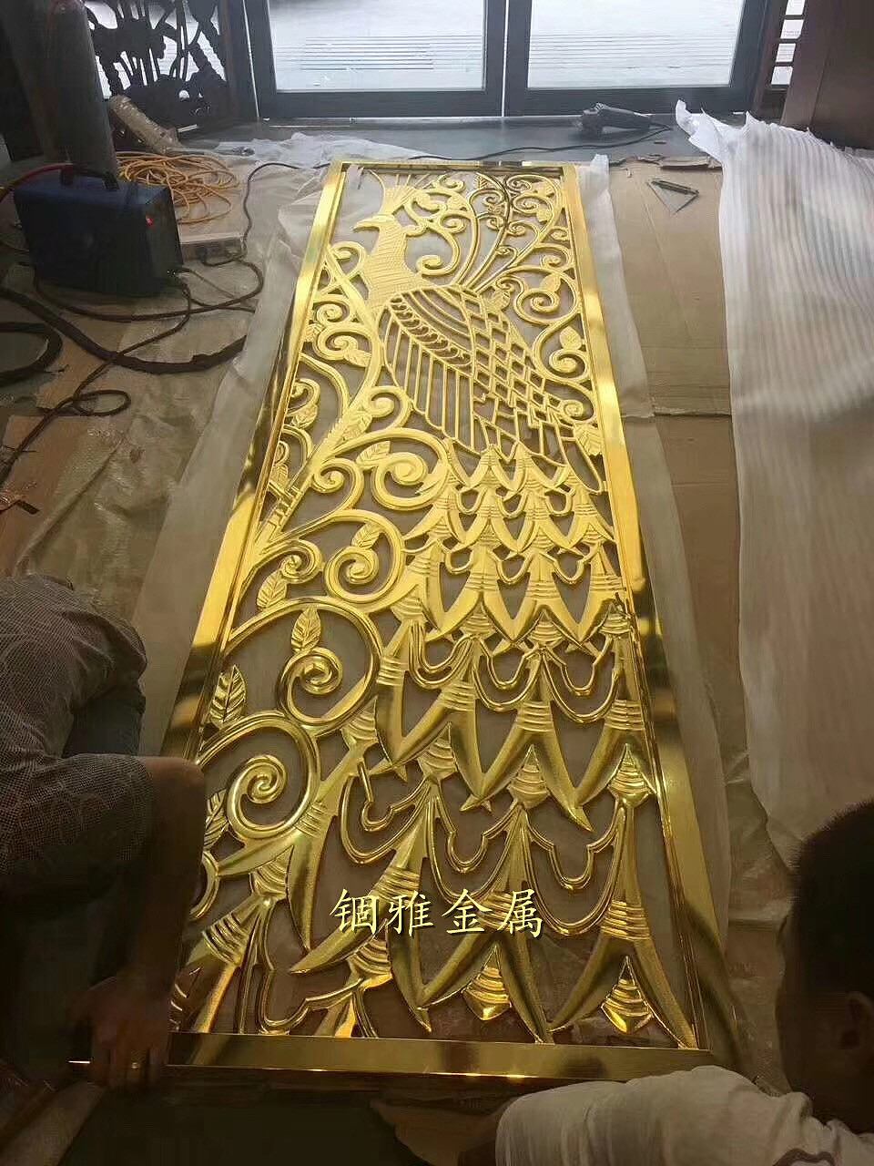 新中式亮面钛金铝艺雕花屏风