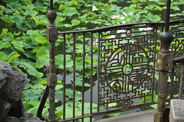 园林中有一些桥平行穿过池水,桥边的湖蓝纹样的确很美。