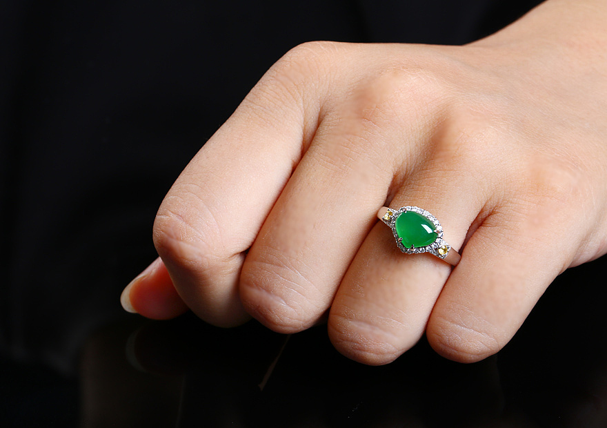 翡翠戒指佩戴图