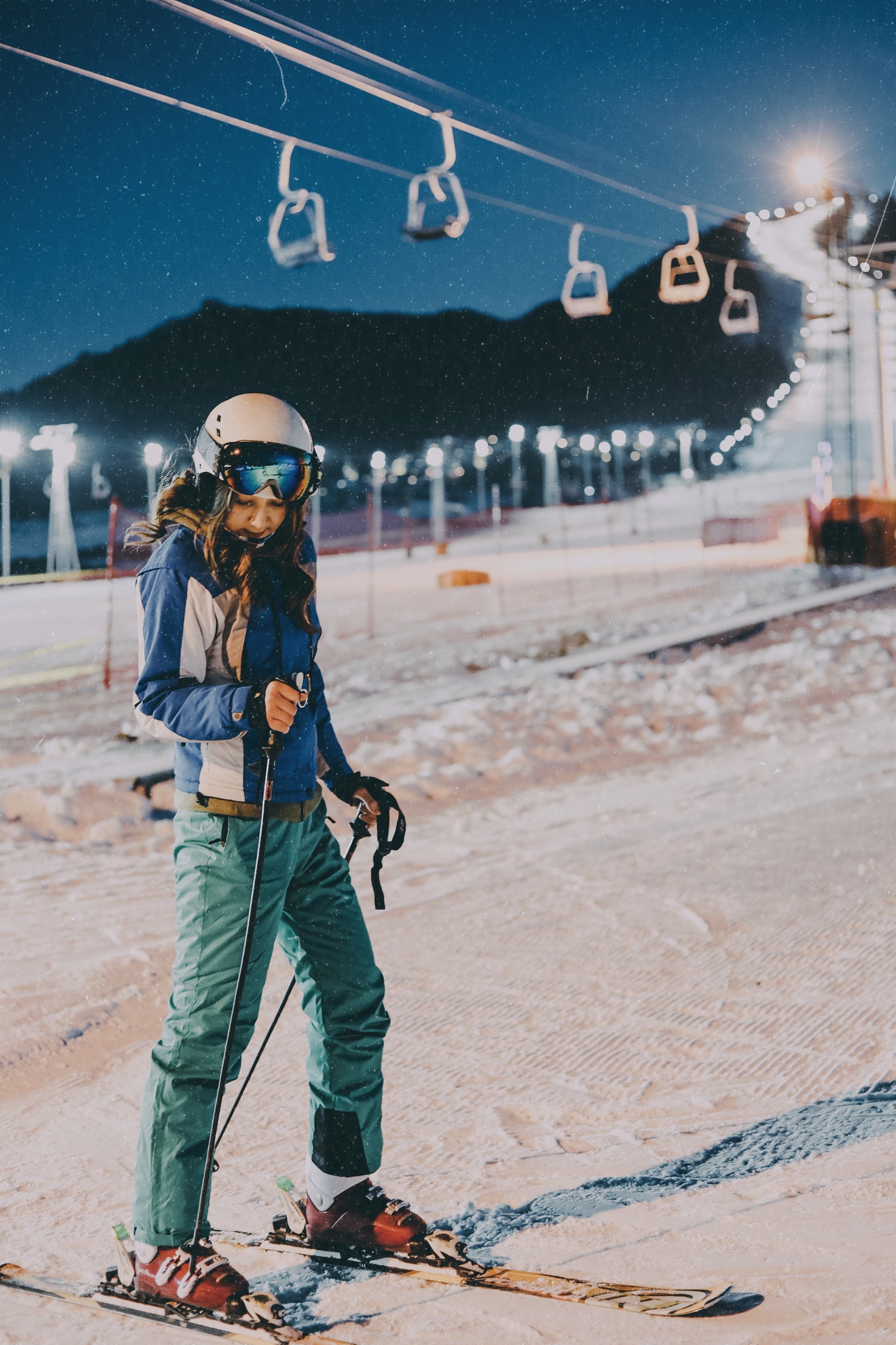 滑雪的人物在雪道上运动高清摄影大图-千库网
