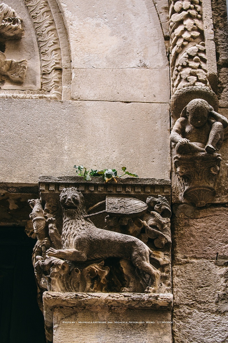 古城嘛，多少还是保留了许多精美的艺术品，露天在外的柱式墙檐梁边多少还能找到一些历史上并未惊艳四方却美化了许多人日常生活的浮雕，它们并没有被移动到美术馆之中，而是原生态的保留在了它们原本的位置，真不错~
