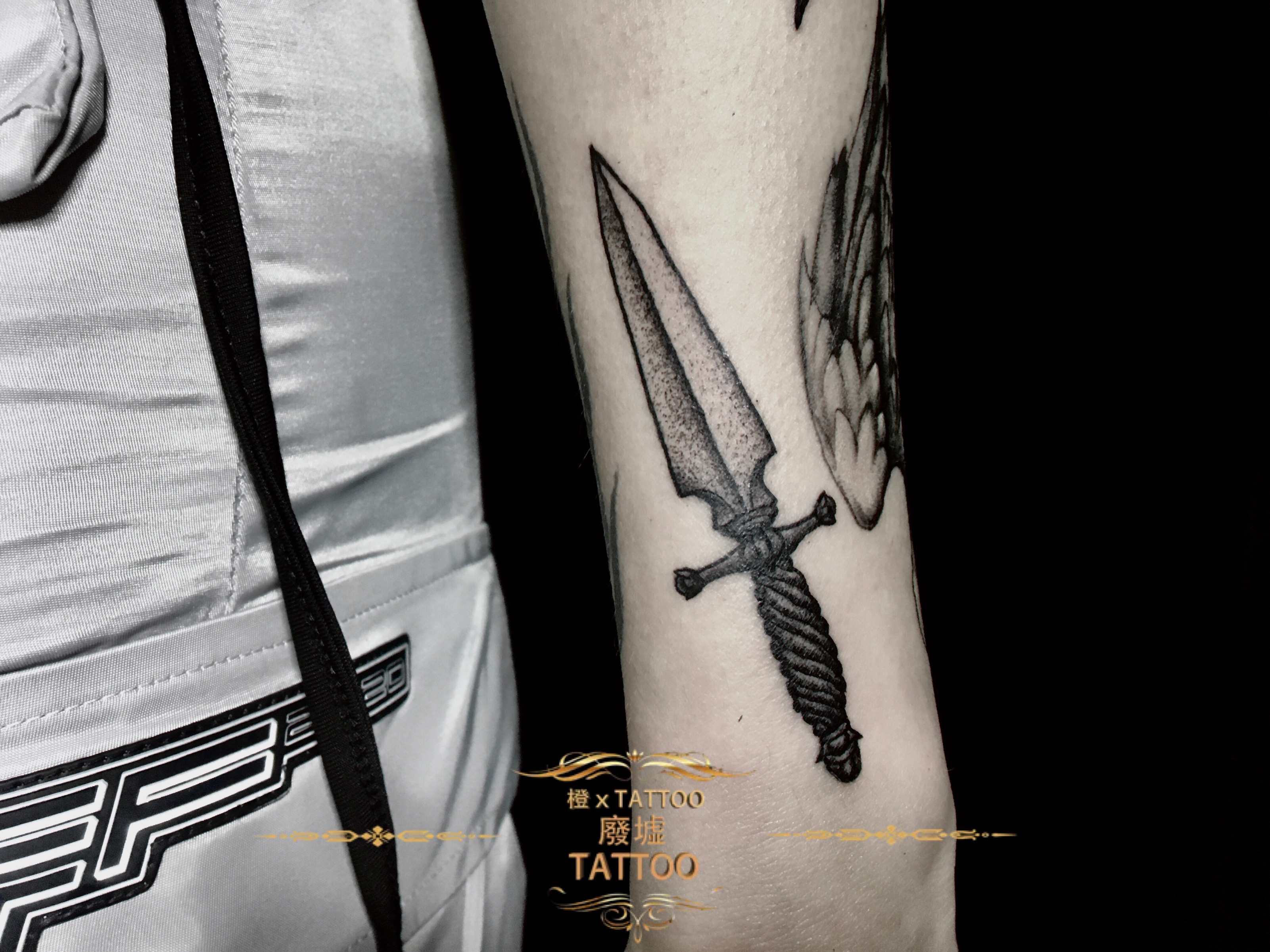 剑带翅膀的纹身图片图片
