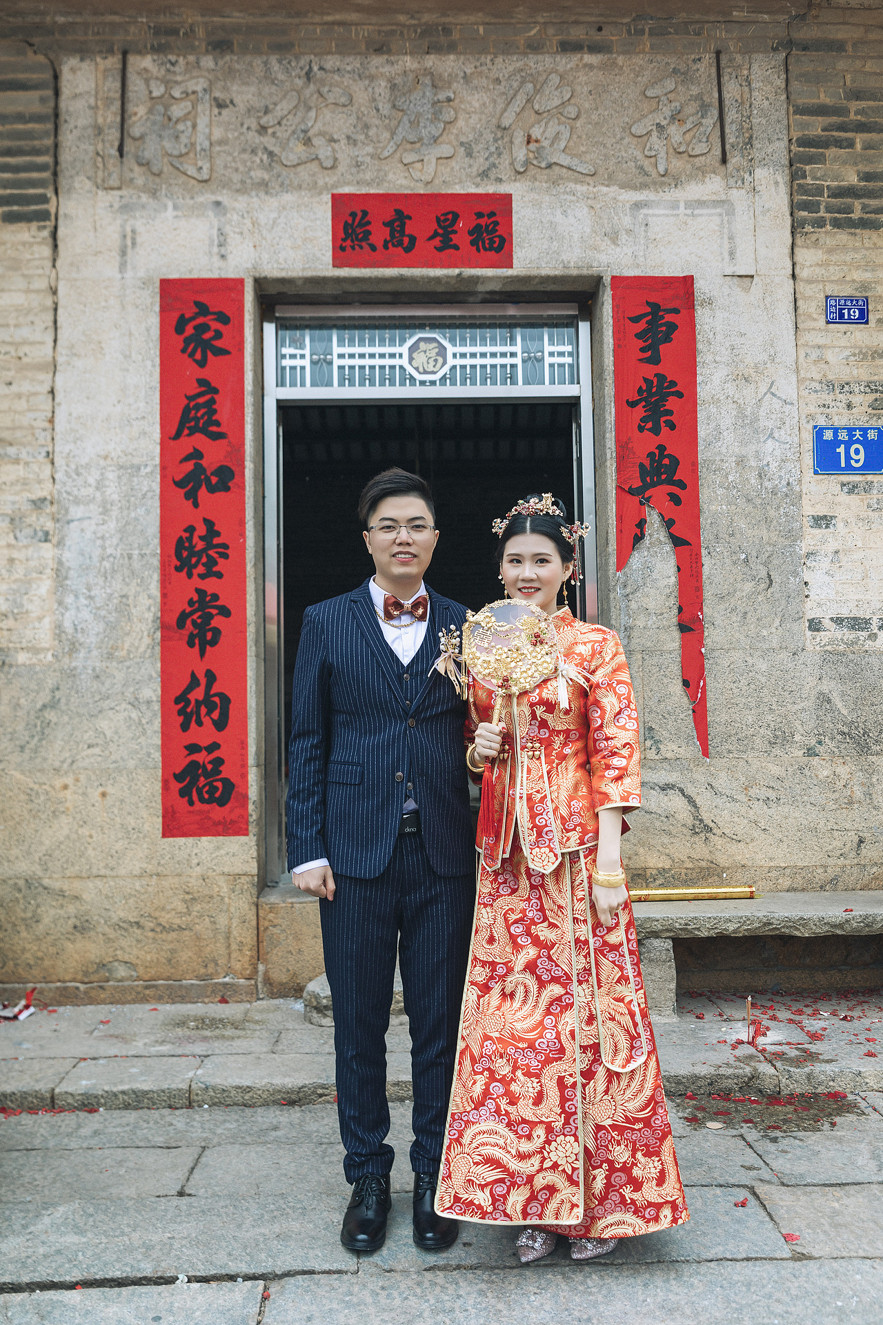 新娘家祠堂门口留念