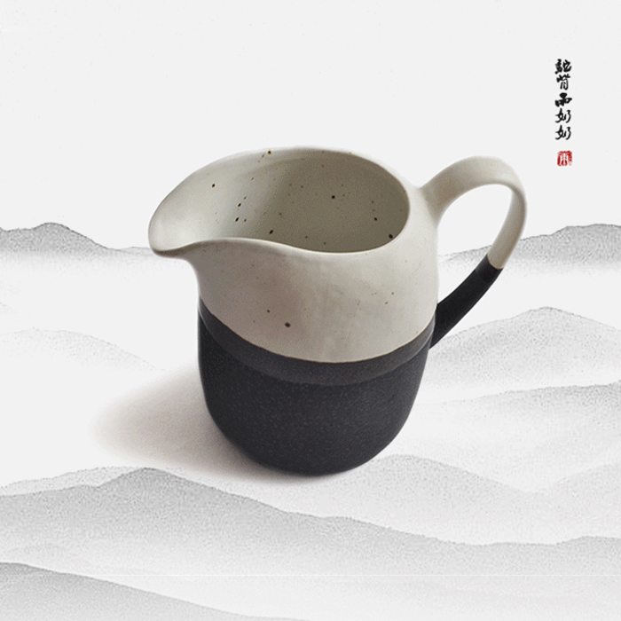 这款实物真的很可爱,用起来也很顺手。样品刚出来时我就捧在手里爱不释手,最初只是想设计个适用于倒水的壶,成形后没想用处多多,装咖啡果汁牛奶等就算是放置几颗小铜钱草用来做花器也好看的不得了