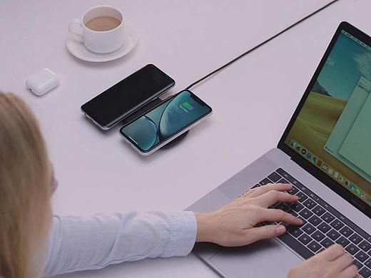 内置五个线圈的充电板，随意充！（个人主页-ZNTA2ODc0MDA=） - 宣传片 - 站酷设计师Choetech原创素材 - 站酷ZCOOL