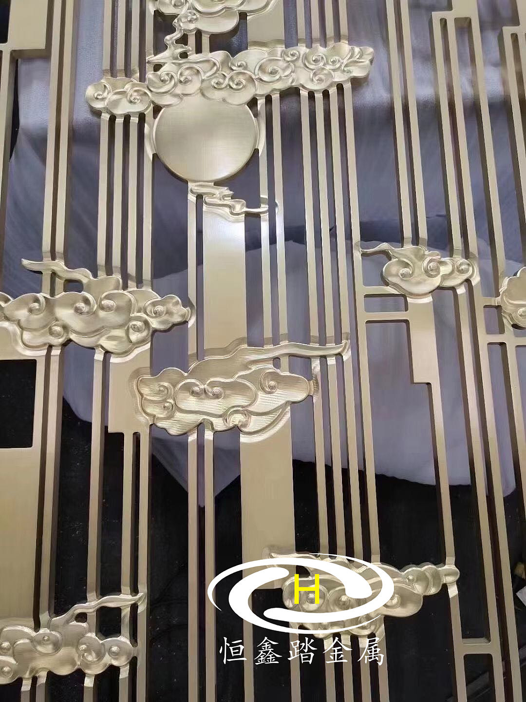 铝艺镀铜双面浮雕屏风祥云立体浮雕隔断背景墙呈现底蕴