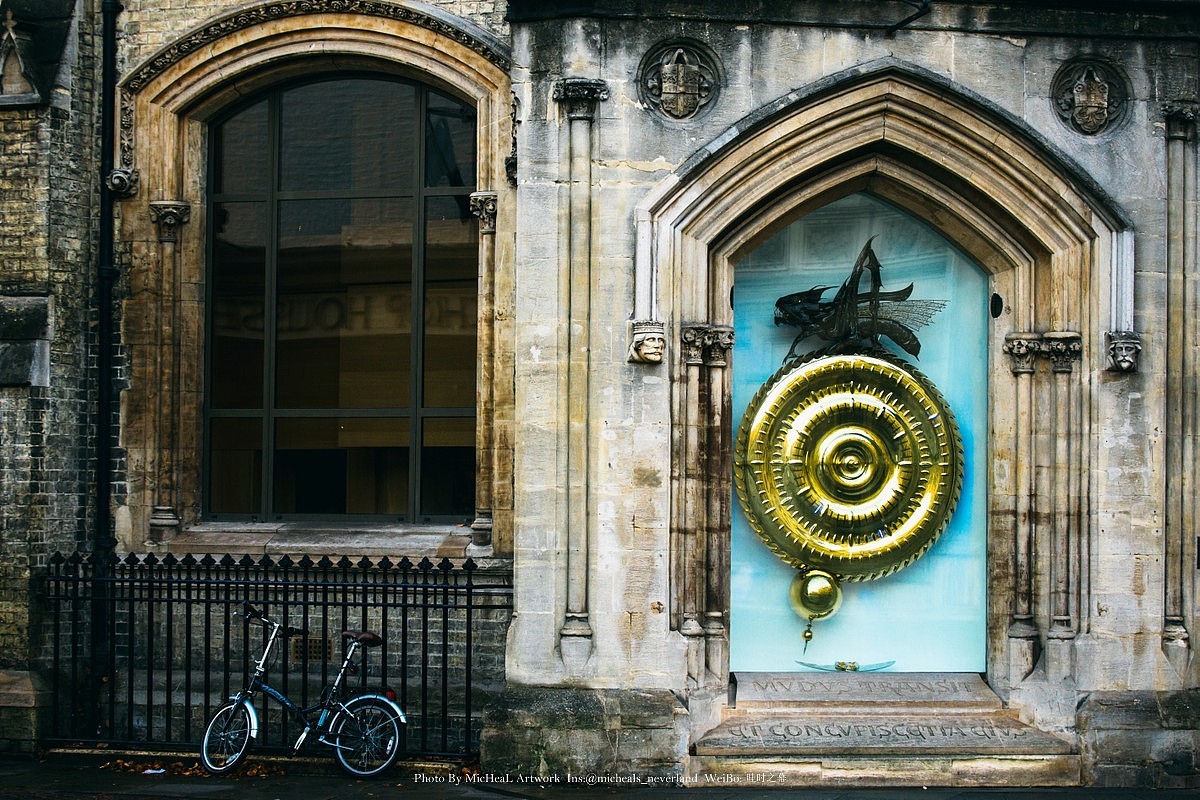 “圣体钟”由约翰-泰勒构思设计并出资百万英镑打造，历时5年。2008年由史蒂芬霍金揭幕。这只金色的蚱蜢称为时间吞噬者。其躯壳上斑驳的金粉和血浆，提醒着人们生命短暂，蚱蜢下颚张合一次一分钟，每15分钟抬起毒刺，每60分钟致命一蛰。虽然很有后现代主义风格，但是我还是并没有感受到它的美妙……当然了提醒学子们生命短暂抓紧时间，这个我倒是get到了，造型，我实在无法get到……- -+