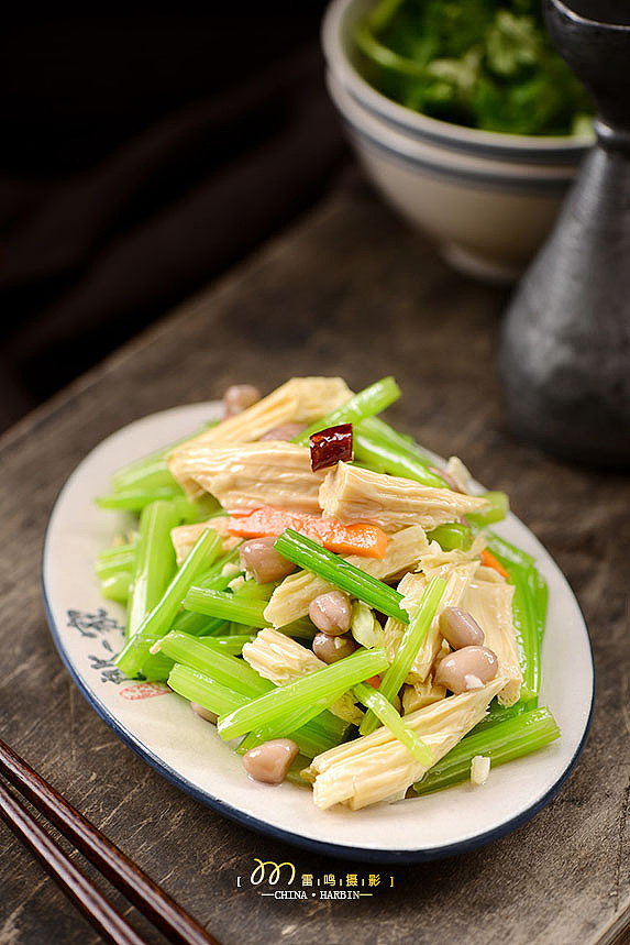 《郎一家》砂锅 面条 熏酱 凉拌小菜 哈尔滨雷鸣摄影（图ZMjMzNzU5NjQw） - 产品摄影 - 站酷设计师雷鸣摄影原创素材 - 站酷ZCOOL