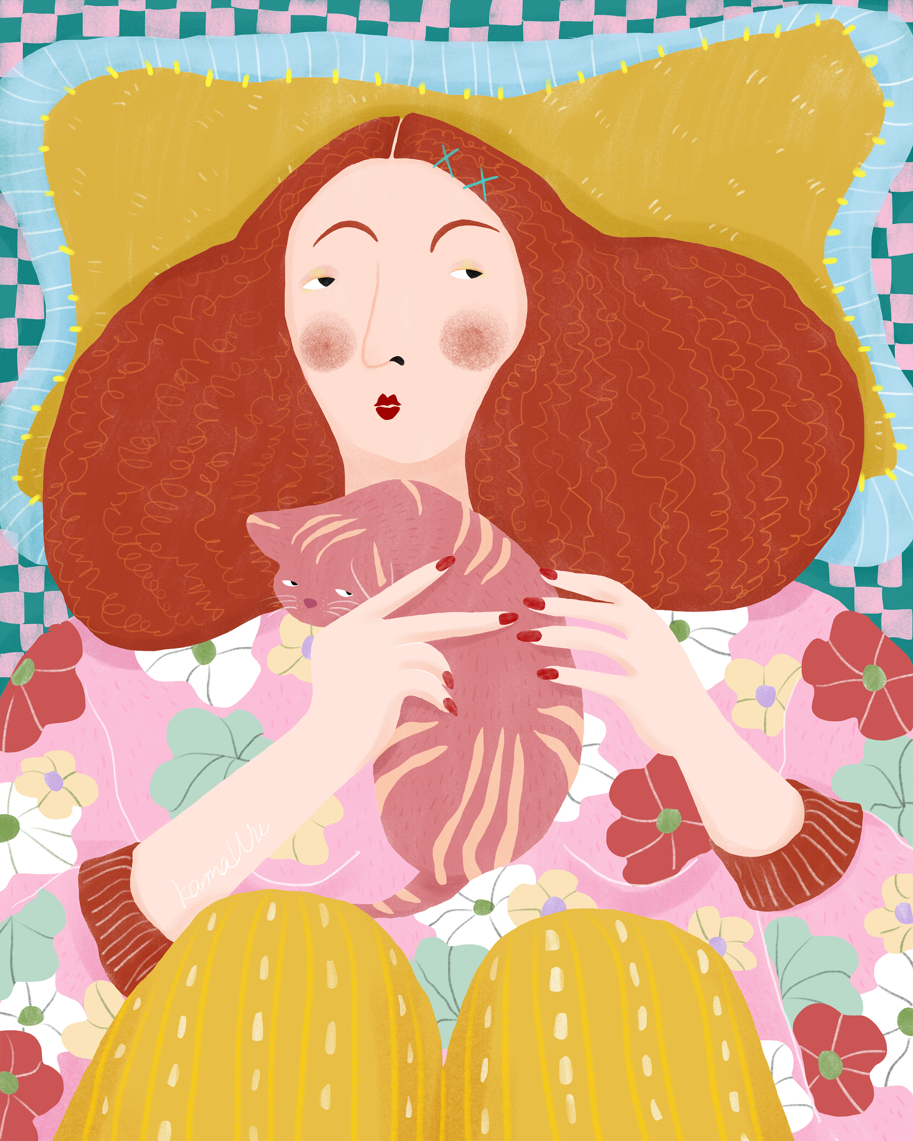 抱着猫咪的红发女人