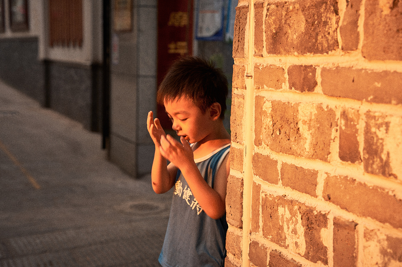 老巷里，一起奔跑吧（图ZMjY1MTA3NzMy） - 人文/纪实摄影 - 站酷设计师sicily田心原创素材 - 站酷ZCOOL