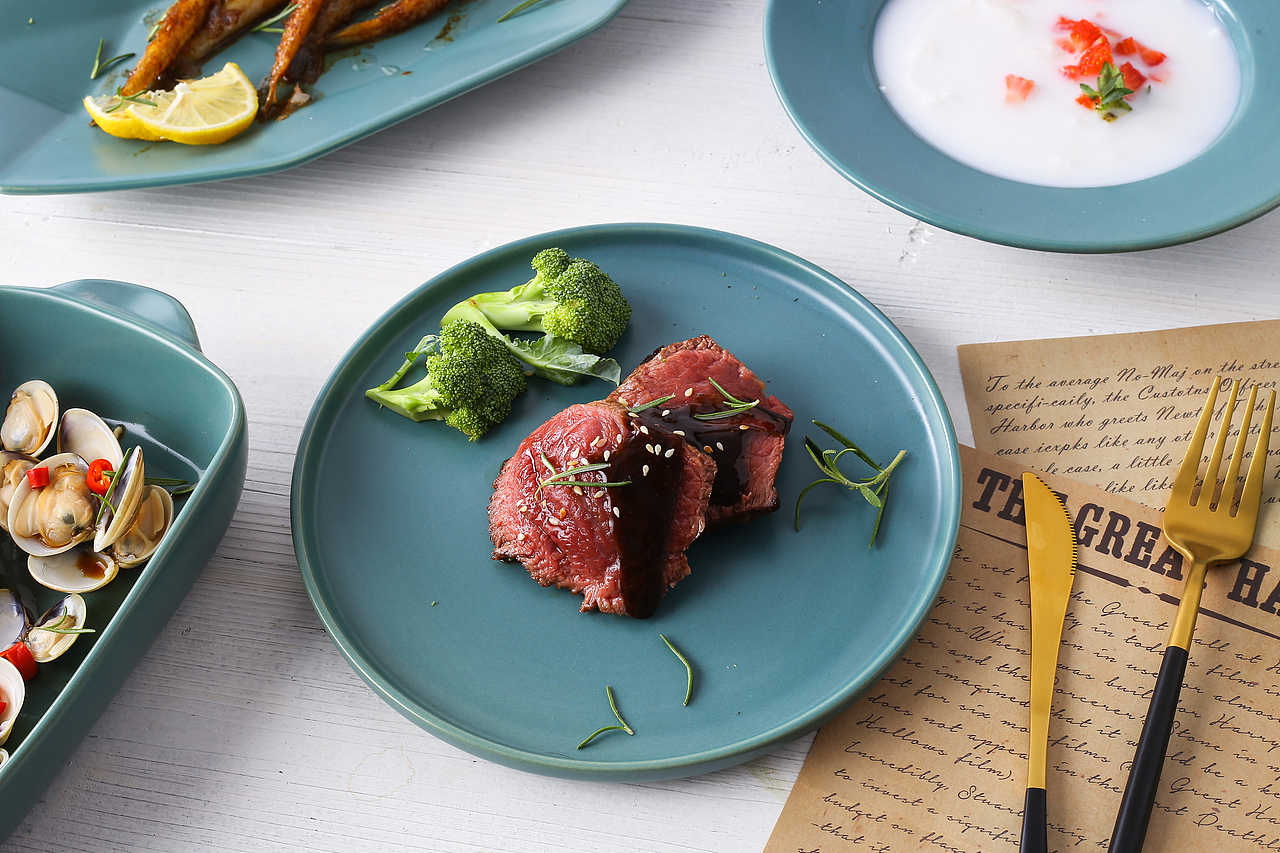 墨绿色陶瓷餐具套装（日用陶瓷产品摄影）