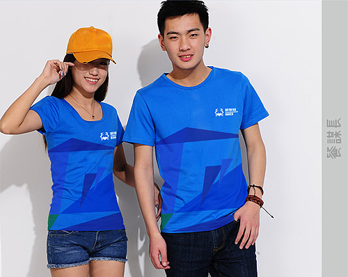 螃蟹船品牌故事:搭乘螃蟹船,平稳起航,不惧怕风浪。在追寻海味珍宝的航路上,没有航海图也没有罗盘,但目标只有一个——在深藏美味的海域停泊撒网。在千岛寒流与日本暖流邂逅的北海道,撷取奉为龙肝凤髓的松叶蟹;在西风漂流与澳大利
亚暖流相融的新西兰,拾取细嫩鲜美的黄金蟹;在北太平洋暖流与北冰洋寒流相遇<br>的阿拉斯加,迎请尊贵的帝王蟹;在拉布拉多寒流与墨西哥暖流碰撞的波士顿,捞<br>起深海滋补的龙虾。在大洋和海岸溜达了一圈,满载而归,从船舱到厨房,完成了<br>航海家与美食家的华丽转身。螃蟹船,环游世界只为了您与深海的邂逅。