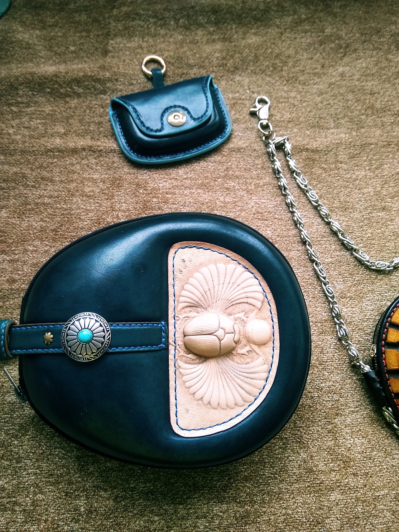 埃及圣甲虫皮雕耳机包|手工艺|工艺品设计|hth皮艺社_原创作品-站酷