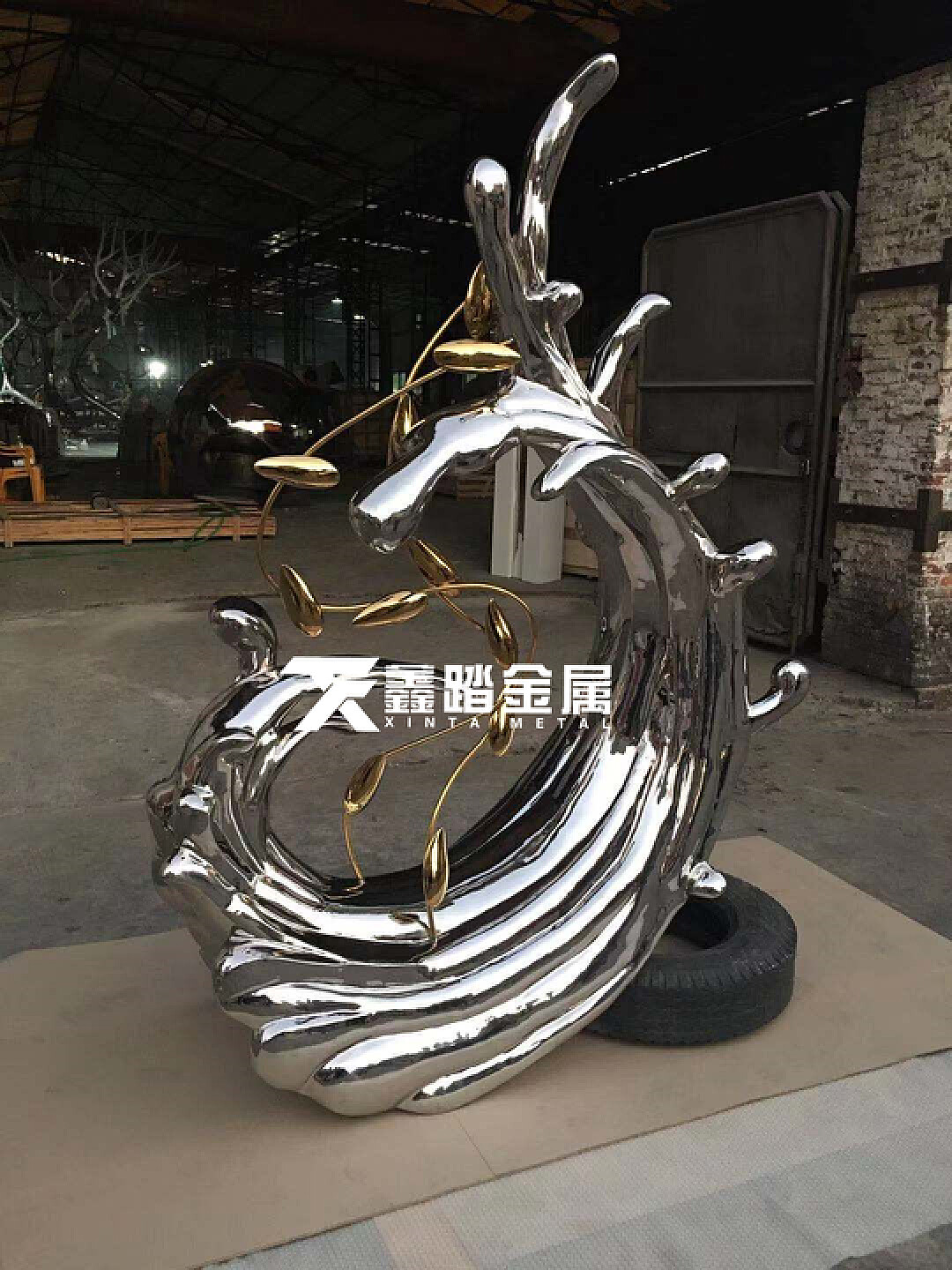 定制营销中心水景雕塑手工锻造镜面不锈钢浪花雕塑图片