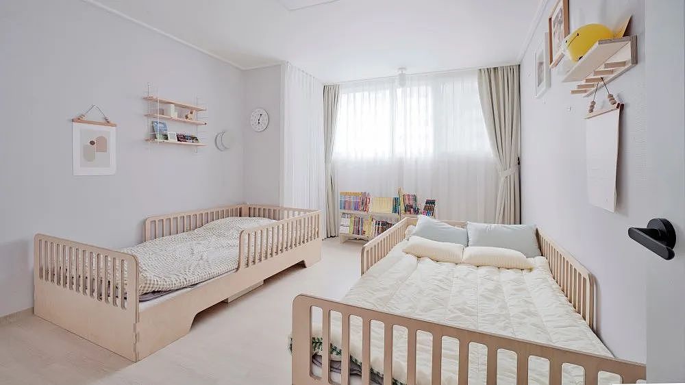 全屋井井有条一尘不染,怎么看都不像有俩孩子的家