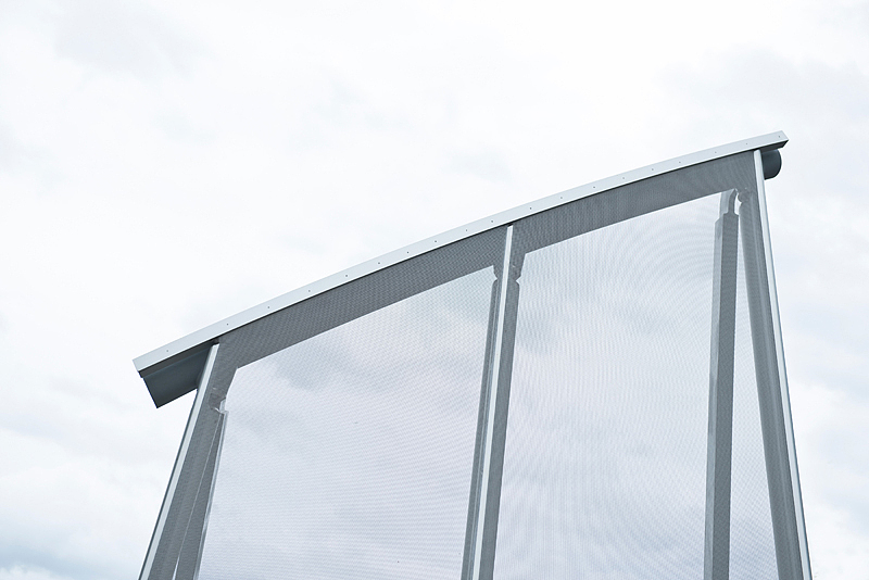 建筑立面采用特制的半透明遮阳膜,设计透光率 40%,既降低了建筑的太阳辐射,又给办公空间提供了充 分柔和的自然光。
楼顶采用了太阳能发电板装置,可满足办公楼日常运营所需的部分用电量。<br>“欣贺设计中心” 正在有序施工中,预计于 2017 年入驻使用。