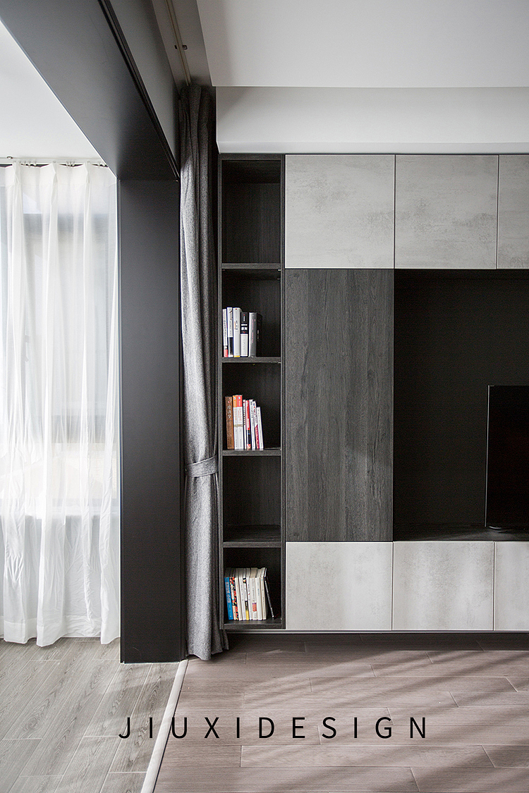 电视柜左侧边缘与吊顶窗帘盒衔接并留出收纳窗帘的空间,开放格的形式