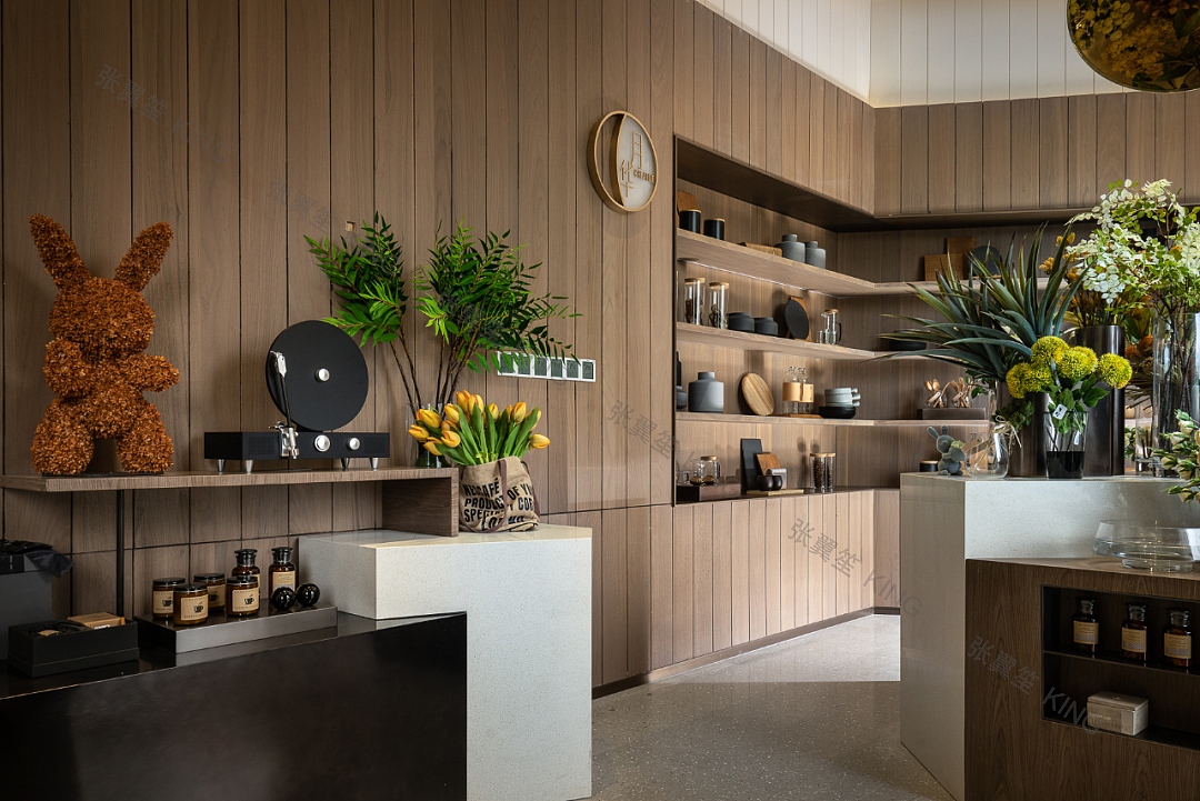 层架上摆放的一件件物品,有着浓郁的生活气息,仿佛置人于闹市中,充满了烟火气,瞬间让心生向往。