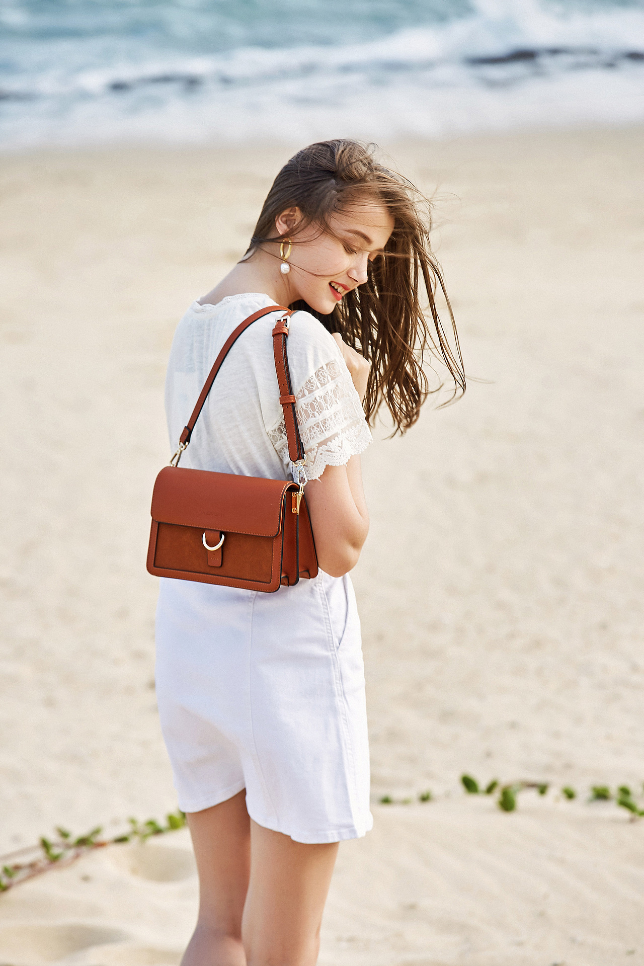 2019春夏稻草人女包形象片（圖ZMTU2NjM0Njc2） - 人像攝影 - 站酷設(shè)計(jì)師AlexPengWanYi原創(chuàng)素材 - 站酷ZCOOL