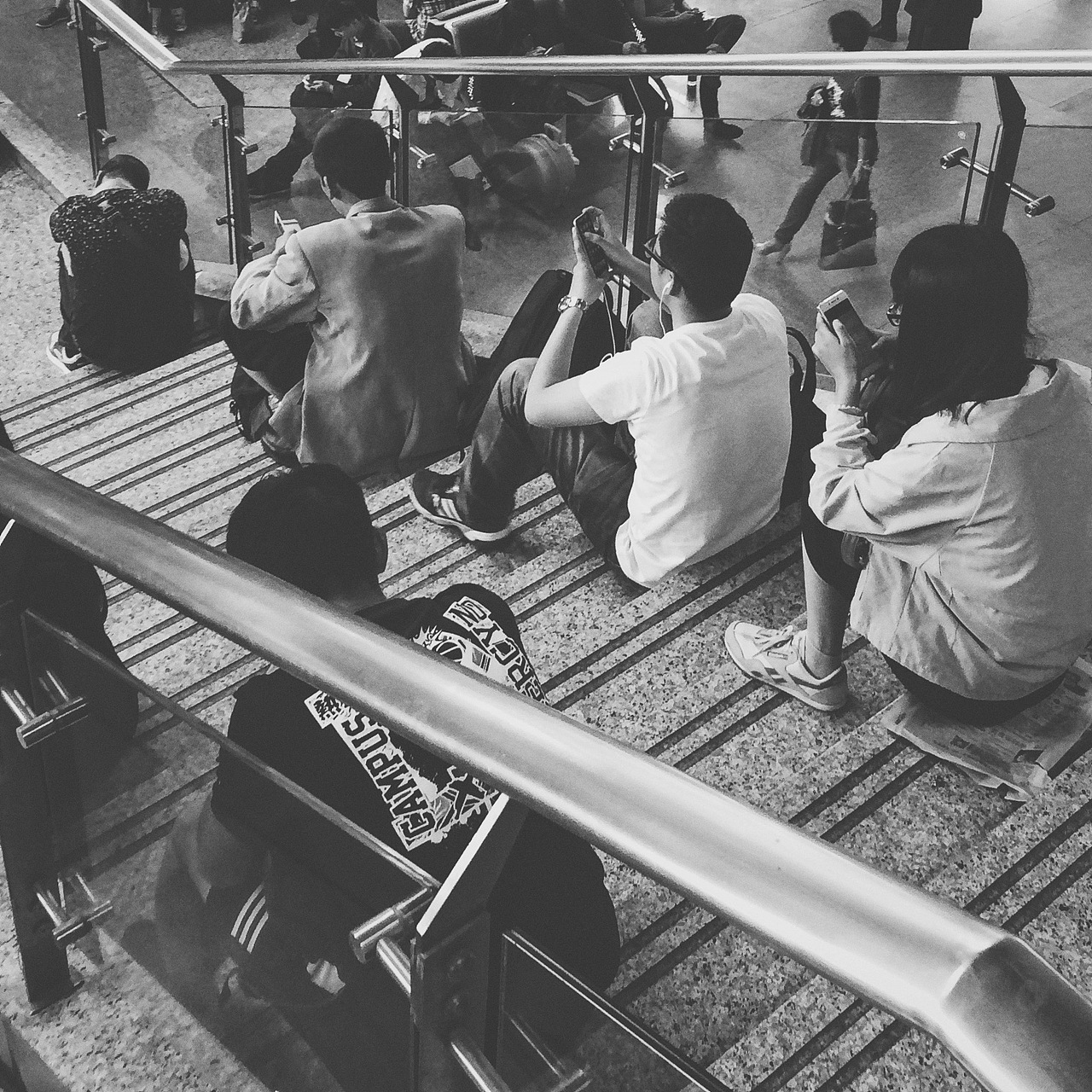 当手机成了我们唯一的玩伴（图ZNDc3NTI5MTI=） - 人文/纪实摄影 - 站酷设计师OldWhale原创素材 - 站酷ZCOOL