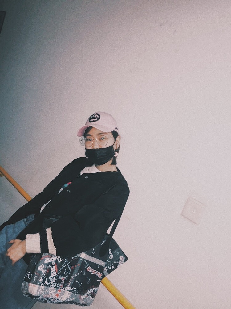 夜晚楼下的妮子