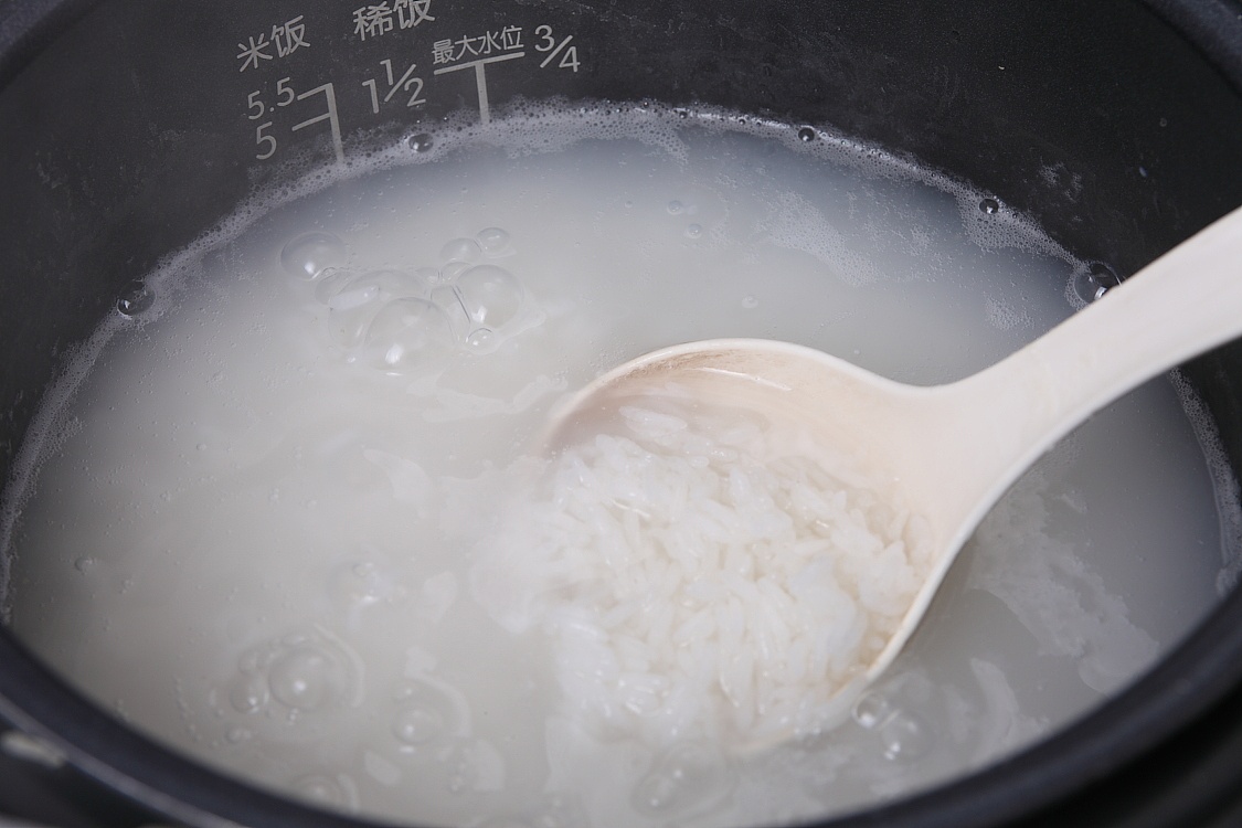 今天上的不是菜传统古法煮饭方式口感松软到极致还有营养米汤喝