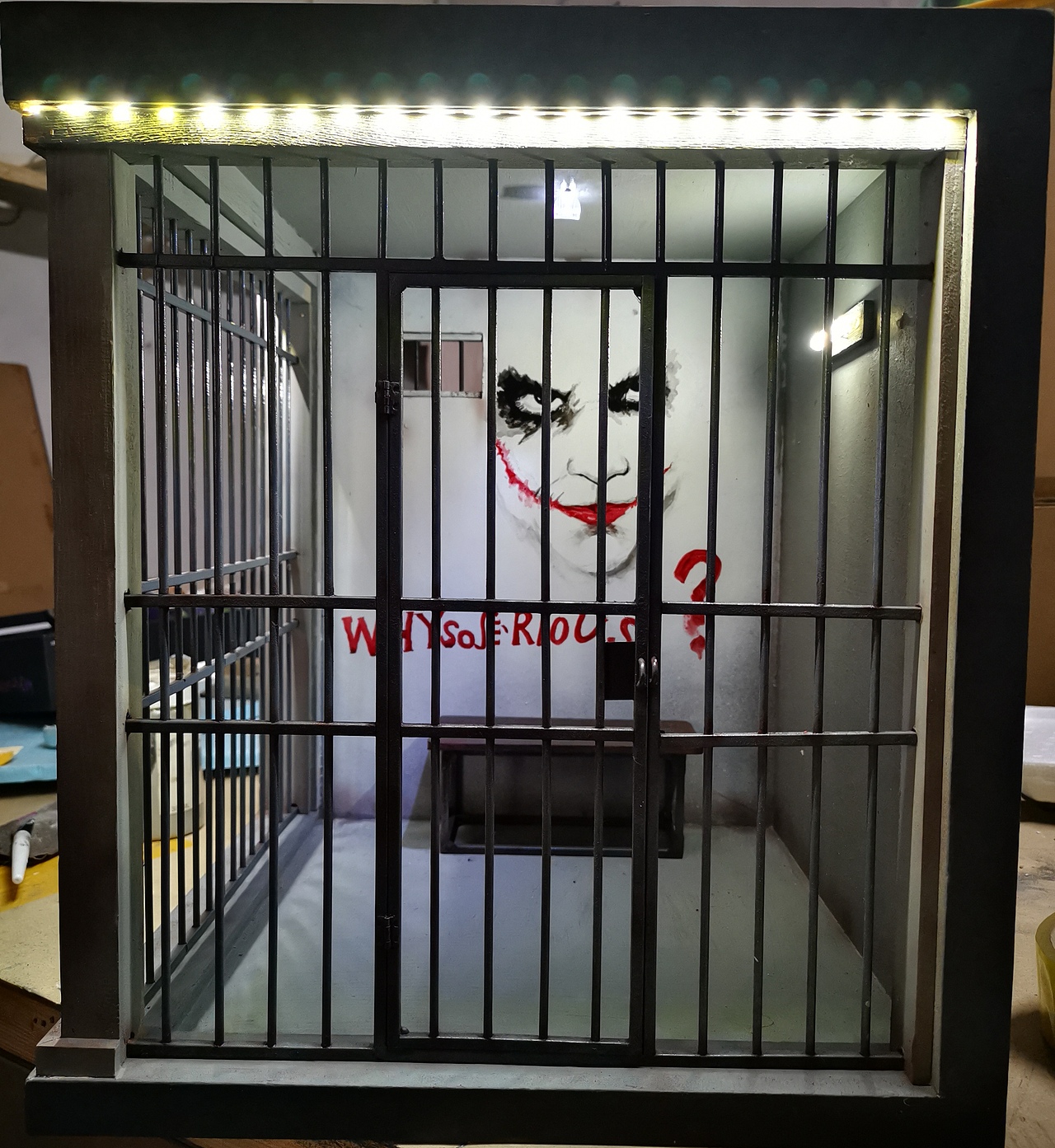 小丑牢笼监狱场景