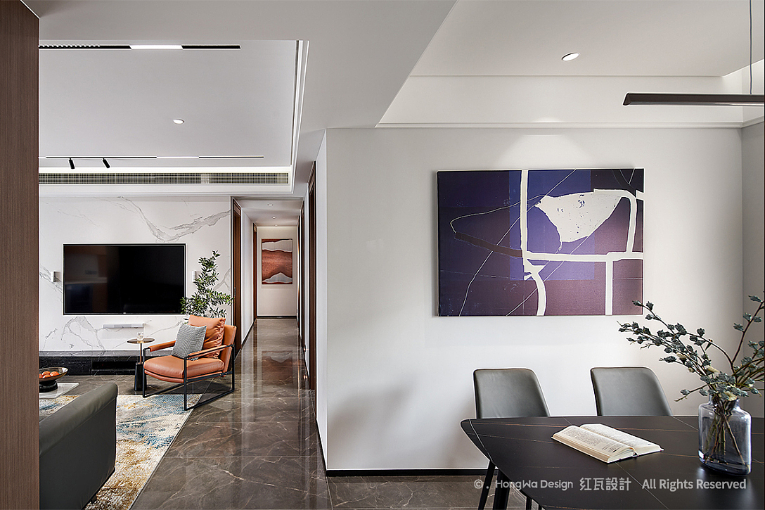 Three meals, four sea­sons
<br>三餐四季<br> <br><br>纤手搓来玉色匀<br><br>碧油煎出嫩黄深<br><br>烹饪的意义<br><br>更多在于懂分享的人<br><br>餐桌选择摆放在靠窗的位置<br><br>自然光线与空间巧妙交融<br><br>给小孩创造更自由的就餐环境<br><br>烹饪过程中不会显得压抑和无聊<br><br>可以时不时看看窗外景物缓解忙碌