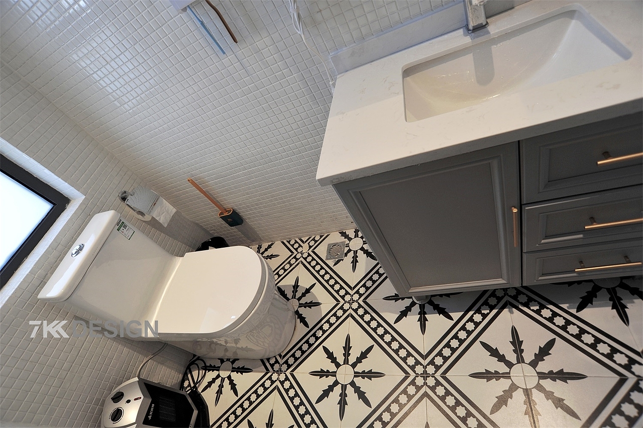 二楼主卫 
卫生间墙面选择的是经典马赛克的小白砖+黑白拼接的花色地砖搭配，使整体空间干净、清爽、明亮、又不缺乏趣味性。镜柜选择了开放+封闭式柜体设计，台盆选择的是一体式的台下盆，非常简洁实用，台盆与台面融为一体设计，不易藏污纳垢，彻底释放台面空间，增加使用面积。 卫生间台盆、马桶区放在一起与淋浴房单独隔开，彻底实现干湿分离，隔绝水汽，增加使用寿命，为日常的卫生打扫带来便利性。