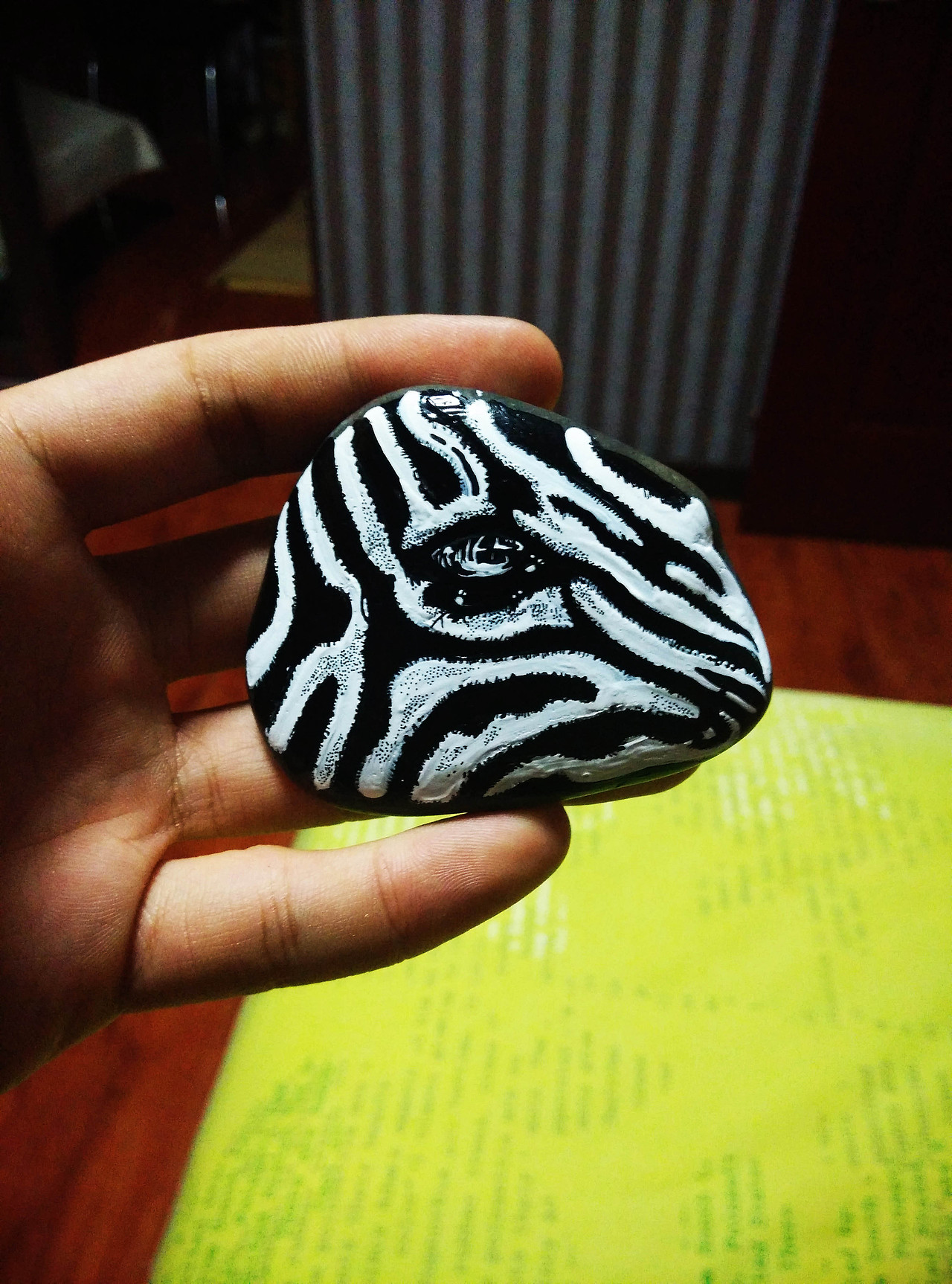 小手套的石头画