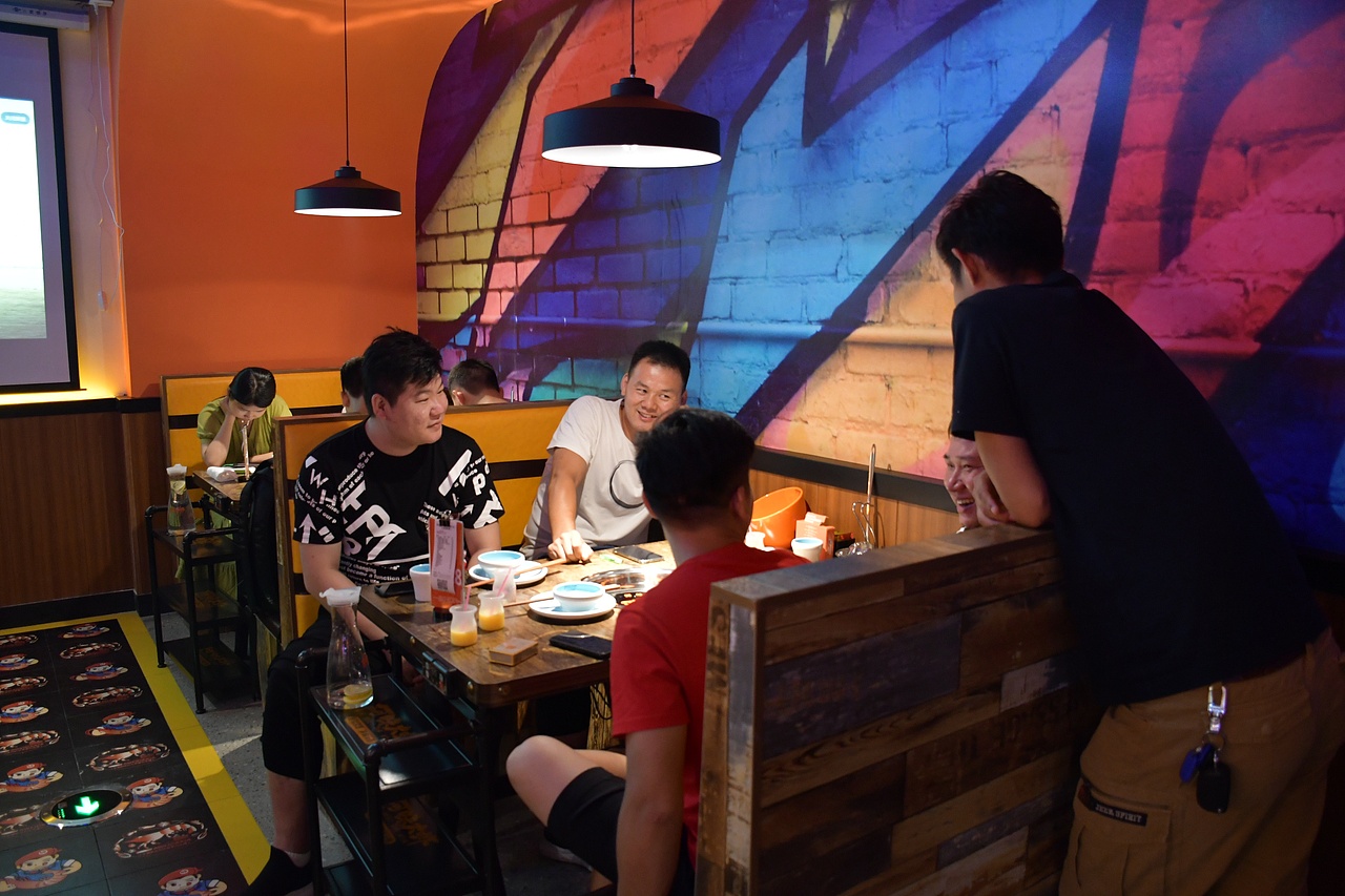 阿味大虾火锅连锁餐饮旗舰店实景拍摄 - 连锁加盟品牌（图ZMTcyNDg5NzAw） - 人像摄影 - 站酷设计师英皇视觉原创素材 - 站酷ZCOOL