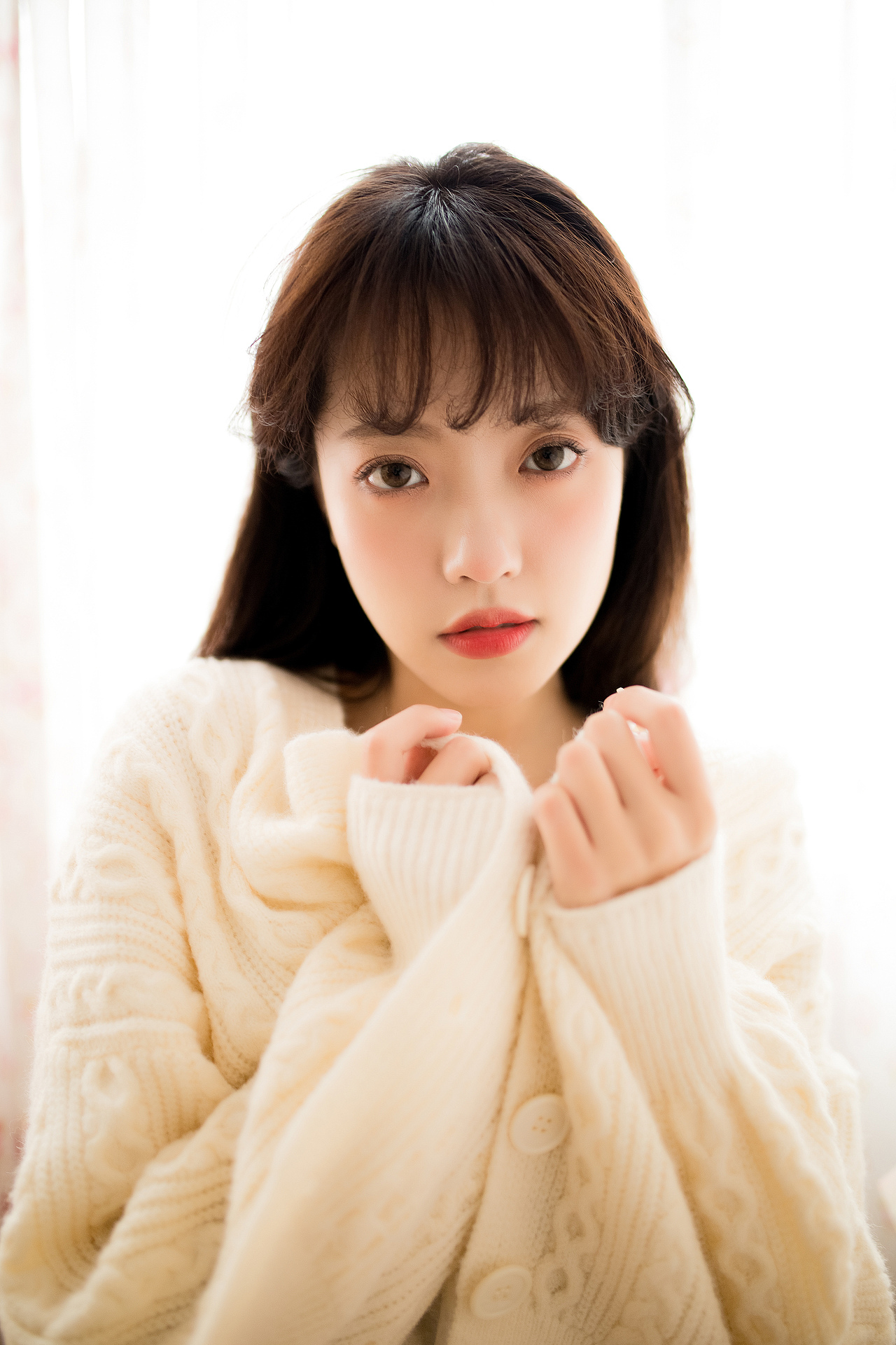 我看着你的脸，轻刷着和弦