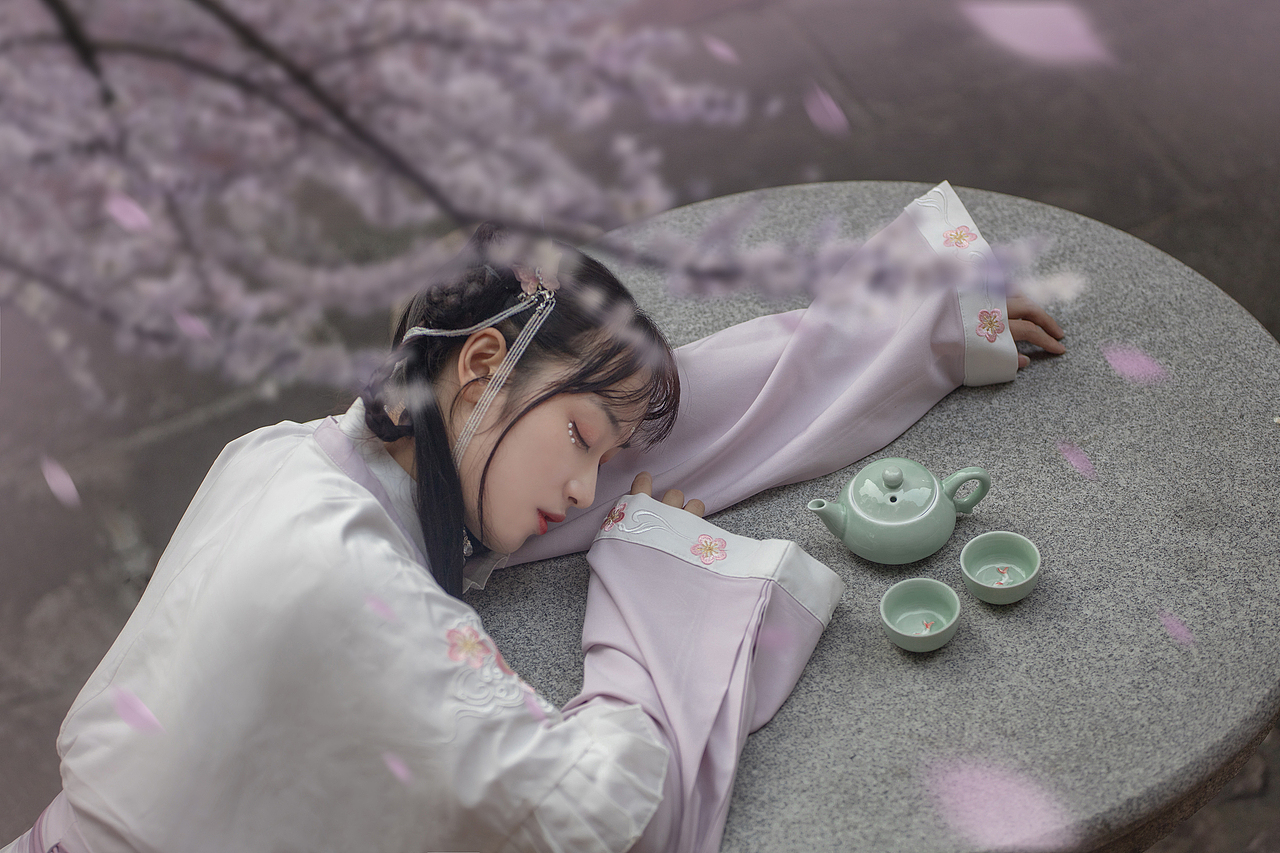 闲庭抚琴桃花酒