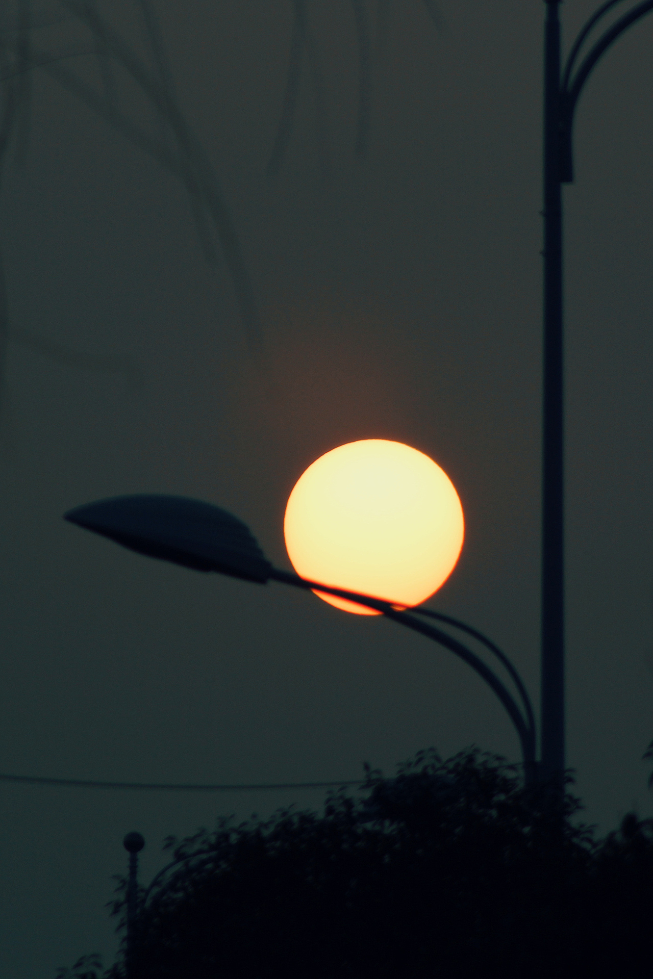 阴天时分的夕阳