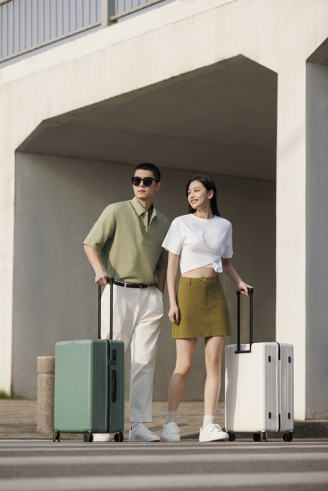 行李箱拍摄｜旅行者｜外景拍摄｜模特拍摄｜箱包拍摄（图ZMzczMTc2Njg4） - 产品摄影 - 站酷设计师摄影师StellaTse原创素材 - 站酷ZCOOL