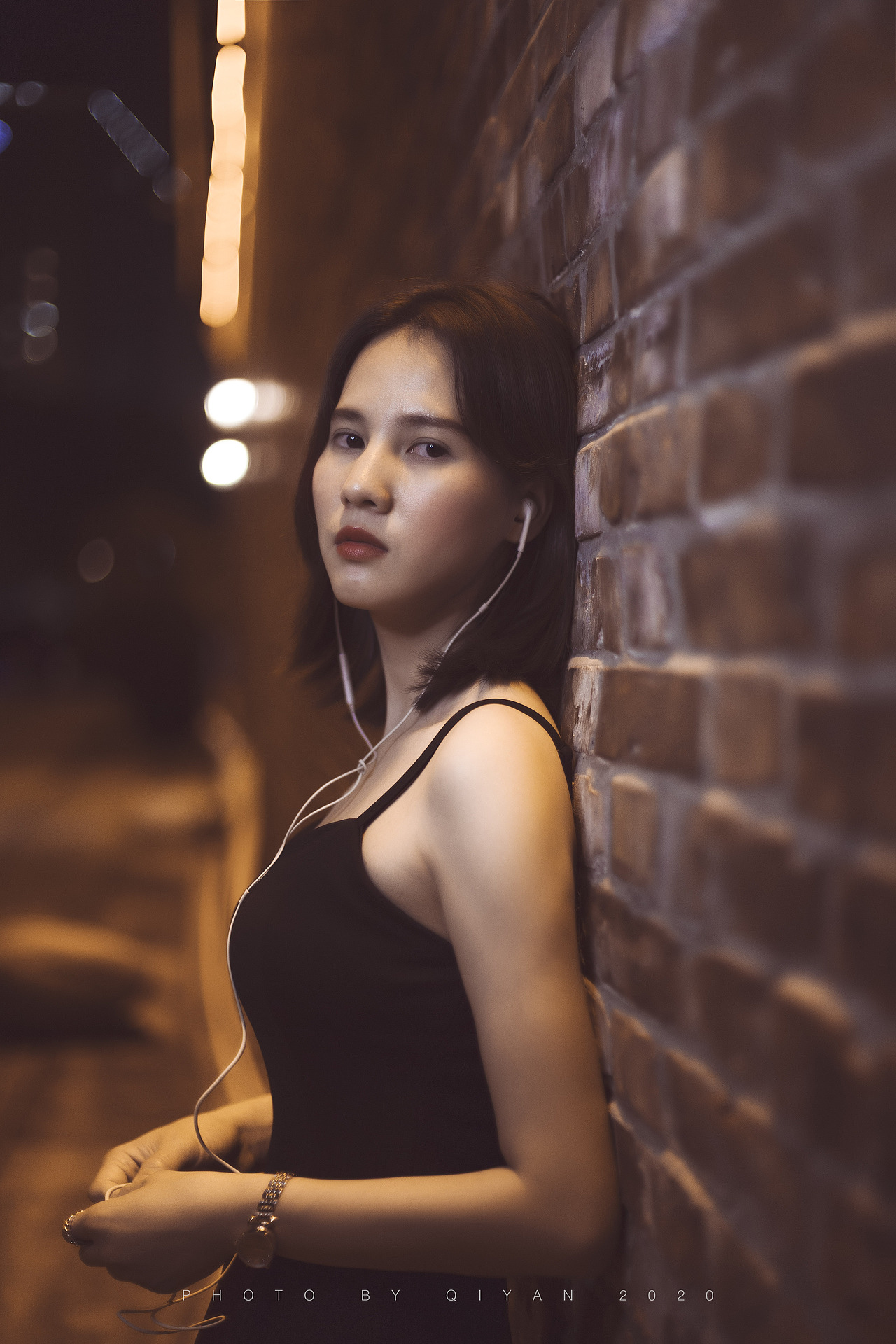 昏黄的街灯的女子|摄影|人像摄影|qiyan启言_原创作品-站酷(zcool)