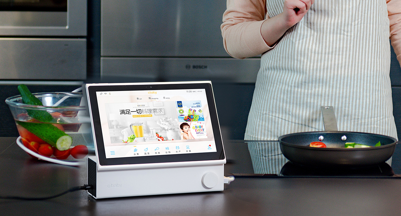 这是设计师个人与企业合作的产品
每个产品都应该是有表情和生命力的,每个产品背后也是有故事的。外观不是浮夸的,而是很冷静,诚实的。 <br>在设计过程中我一直在思考<br>首先在外观上尽可能作减法,让无装饰贯穿到每一个细节。尽可能的无设计,正像早期迪特拉姆斯设计的博朗产品,极简主义原则。<br>其次使用上要有更好的体验,通用设计的理念,让即使不习惯操作屏幕的老人也可以通过旋钮操控;屏幕也支持多角度使用。<br>也要有更多不同使用场景: 方形的工作头手柄,给予用户更多可能性,可以左手握,右手握,反着握正着握,两个手指头,三个手指头握,一切可能性由用户自己决定;发掘更多可能性(单个/双个工作头,桌子上和墙上),不一样的人,不一样的需求,不一样的可能性,不一样的心态。就如同日本的产品设计物的八分目理念,为用户留出空间,能在不同场景下,不同对象角色下,不一样的故事