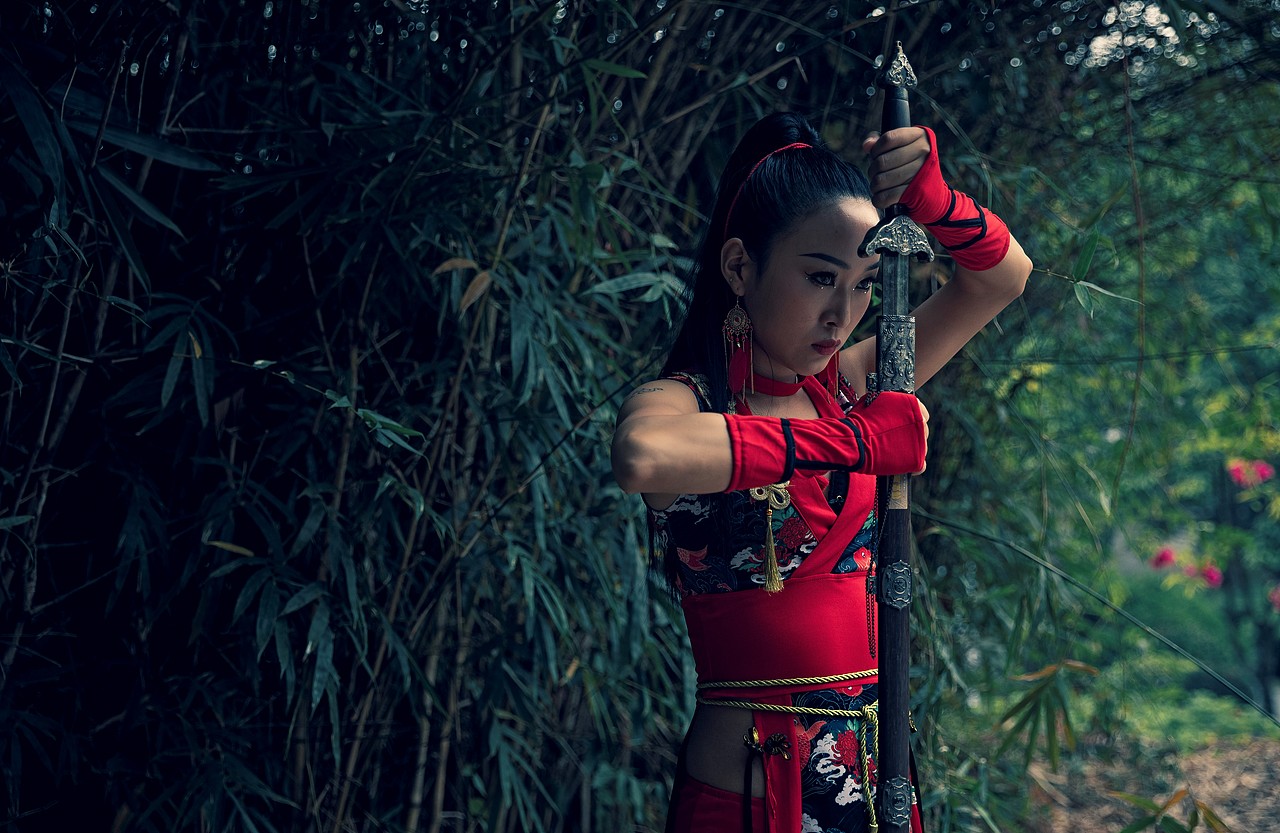 一匹黑马 丨 性感侠女