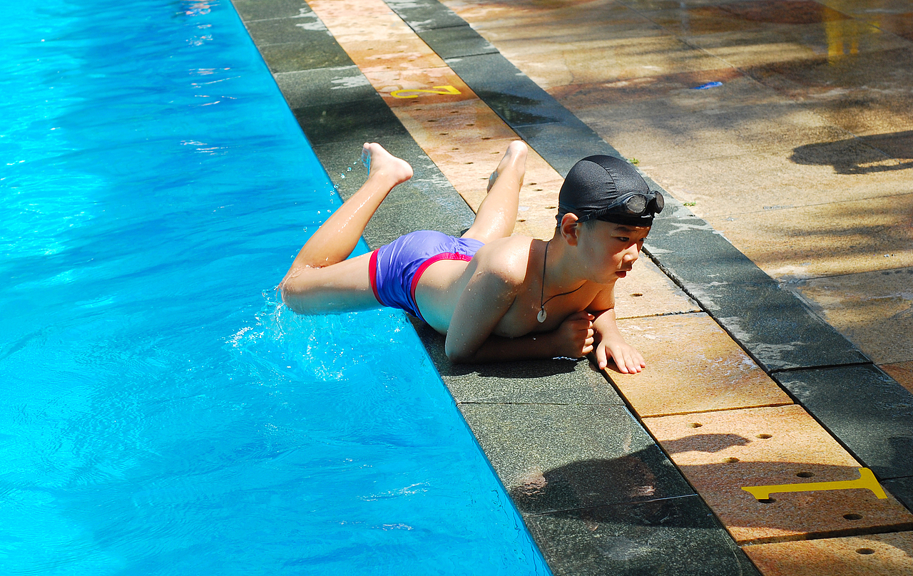 游泳赛场上的孩子们